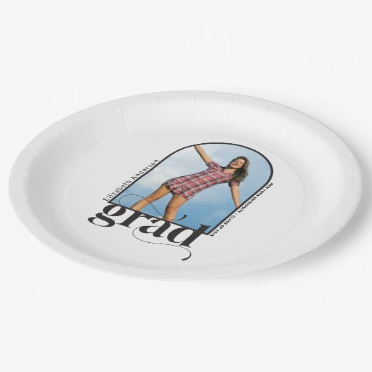 Moderne GRAD Black Arch Foto Graduation Party Pappteller (Schrägansicht)