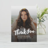 Moderne Grad Brush Script Foto Abschlussfeier Dankeskarte (Stehend Vorderseite)