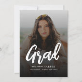 Moderne Grad Brush Script Foto Abschlussfeier Einladung (Vorderseite)