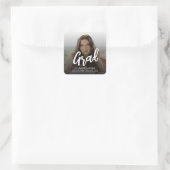 Moderne Grad Brush Script Foto Abschlussfeier Quadratischer Aufkleber (Tasche)