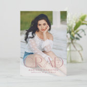 Moderne Grad Dusty Rose Typografie Foto Abschluss Ankündigung (Stehend Vorderseite)