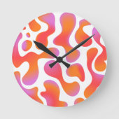 Moderne Gradient-Blobs in Rosa und Orange Runde Wanduhr (Vorderseite)