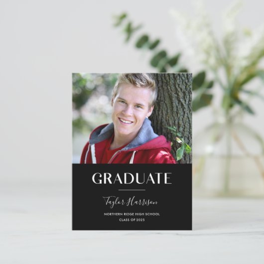 Moderne Graduate Black & White Graduation Party Postkarte (Stehend Vorderseite)