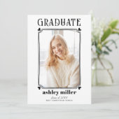 Moderne GRADUATE-Klasse 2025 Abschluss-Foto Einladung (Stehend Vorderseite)