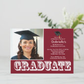 Moderne Graduate Maroon Foto Graduation Party Einladung (Stehend Vorderseite)