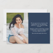 Moderne Graduate Navy Typografie 2 Foto Abschluss Ankündigung (Rückseite)