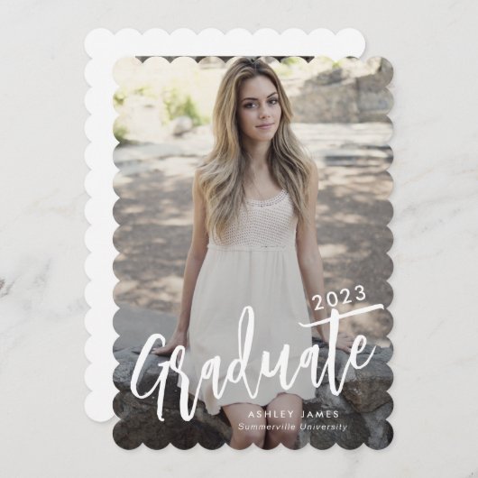 Moderne Graduate Script 2 Foto Abschluss Card Einladung (Vorne/Hinten)