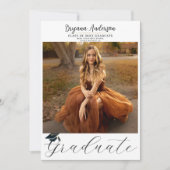 Moderne Graduate Trendy Foto Graduation Cap Einladung (Vorderseite)