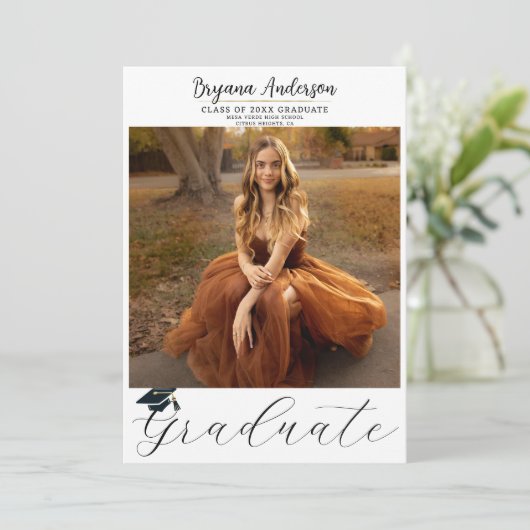 Moderne Graduate Trendy Foto Graduation Cap Einladung (Stehend Vorderseite)