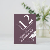 Moderne Graduierung Cap Typografie Ankündigungspostkarte (Stehend Vorderseite)