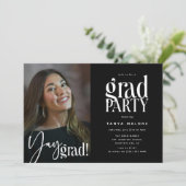 Moderne Graduierungspartei des Yay-Fotos Einladung (Stehend Vorderseite)