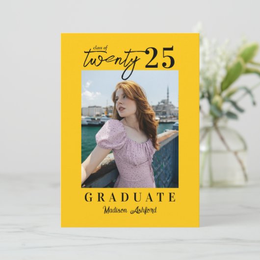 Moderne Graduierungspartei für gelbes Script-Foto Einladung (Stehend Vorderseite)