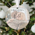 Moderne "GRANDMA" 2 Foto Namen & Zitat Weihnachten Ornament<br><div class="desc">Lass Oma weiß,  wie viel sie Ihnen mit diesem wunderschön gestalteten 2-Foto Weihnachtsschmuck meint. Mit 2 Ihrer Lieblingsfotos,  einem weißen Overlay,  dem Text "Oma you are the Best",  Namen/s und einem süßen Zitat. Der gesamte Text kann mithilfe der bereitgestellten Vorlage leicht angepasst werden.</div>