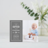 Moderne graue Baby Boy Foto Taufe Postkarte (Stehend Vorderseite)
