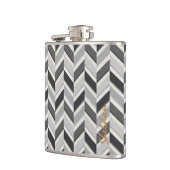 Moderne graue Chevron-Geometrie-Muster-Monogramm Flachmann (Links)