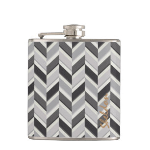 Moderne graue Chevron-Geometrie-Muster-Monogramm Flachmann
