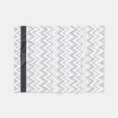 Moderne graue Chevron-Geometrie-Muster-Monogramm Fleecedecke (Vorderseite (Horizontal))
