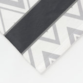 Moderne graue Chevron-Geometrie-Muster-Monogramm Fleecedecke (Ecke)