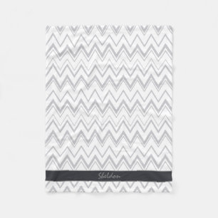 Moderne graue Chevron-Geometrie-Muster-Monogramm Fleecedecke