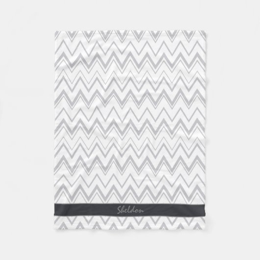 Moderne graue Chevron-Geometrie-Muster-Monogramm Fleecedecke (Vorderseite)