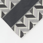 Moderne graue Chevron-Geometrie-Muster-Monogramm Fleecedecke (Ecke)
