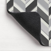 Moderne graue Chevron geometrische Muster-Monogram Mousepad (Ecke)