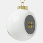 Moderne graue goldfarbene Monogram-Namenseingaben Keramik Kugel-Ornament (Links)