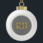 Moderne graue goldfarbene Monogram-Namenseingaben Keramik Kugel-Ornament<br><div class="desc">Sie können die Schriftart,  Hintergrundbild und Farbe,  Buchstaben und Buchstaben leicht ändern.</div>