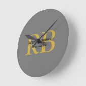 Moderne graue goldfarbene Monogram-Namenseingaben Runde Wanduhr (Winkel)
