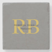 Moderne graue goldfarbene Monogram-Namenseingaben Steinuntersetzer (Vorderseite)