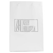 Moderne graue Initialen und Namen-Logo Mittlere Geschenktüte (Vorderseite)