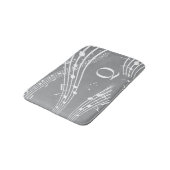 Moderne graue Musiknoten Monogram Bath Mat Badematte (Schrägansicht)