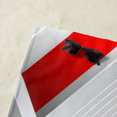 Moderne graue rote geometrische Monogramm Strandtuch (Beispiel)