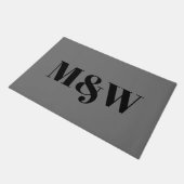 Moderne graue schwarze Pärchen-Monogramm-Initialen Fußmatte (Schrägansicht)