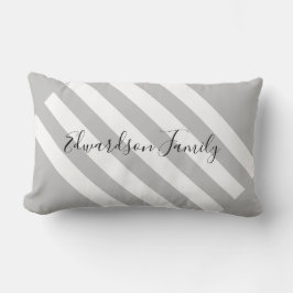 Moderne graue Streifen, Familienname Monogramm Lendenkissen