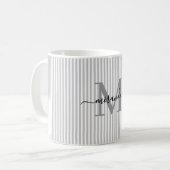 Moderne graue Streifen-Monogramm-Name Kaffeetasse (Vorderseite Links)