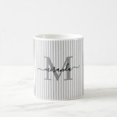 Moderne graue Streifen-Monogramm-Name Kaffeetasse (Mittel)