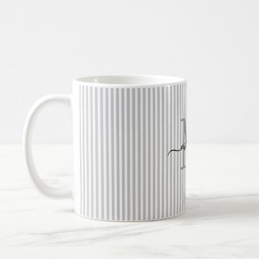 Moderne graue Streifen-Monogramm-Name Kaffeetasse (Links)