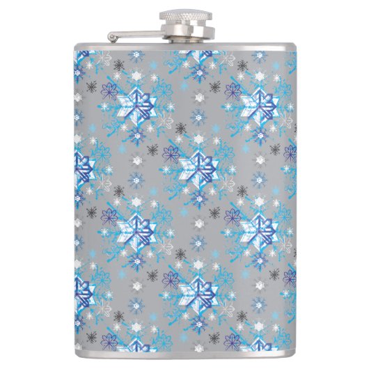 Moderne graue und blaue Holiday Snowflakes Muster Flachmann (Vorderseite)
