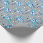 Moderne graue und blaue Holiday Snowflakes Muster Geschenkpapier (Ecke)