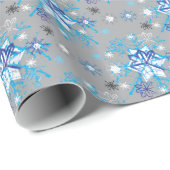 Moderne graue und blaue Holiday Snowflakes Muster Geschenkpapier (Rolleneckpunkt)