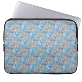 Moderne graue und blaue Holiday Snowflakes Muster Laptopschutzhülle (Vorderseite)