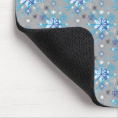 Moderne graue und blaue Holiday Snowflakes Muster Mousepad (Ecke)