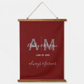 Moderne, graue und rote Monogramm-Hochzeit Wandteppich Mit Holzrahmen (Vorderseite)
