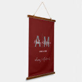 Moderne, graue und rote Monogramm-Hochzeit Wandteppich Mit Holzrahmen (Gewinkelt)