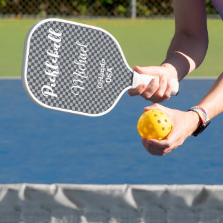 Moderne graue und silberne Schachbrett-Monogramm Pickleball Schläger