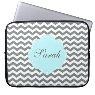 moderne graue, weiße Chevron-Monogramm Laptopschutzhülle