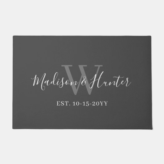 Moderne graue White Script Monogram Newlyweds Fußmatte (Vorderseite)
