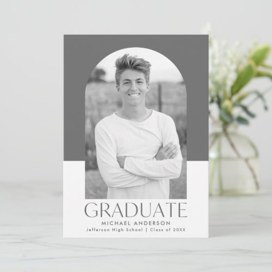 Moderne Gray Color Block Graduation Party Einladung (Stehend Vorderseite)
