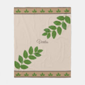 Moderne Green Bay-Blätter auf Beige Fleecedecke (Vorderseite)